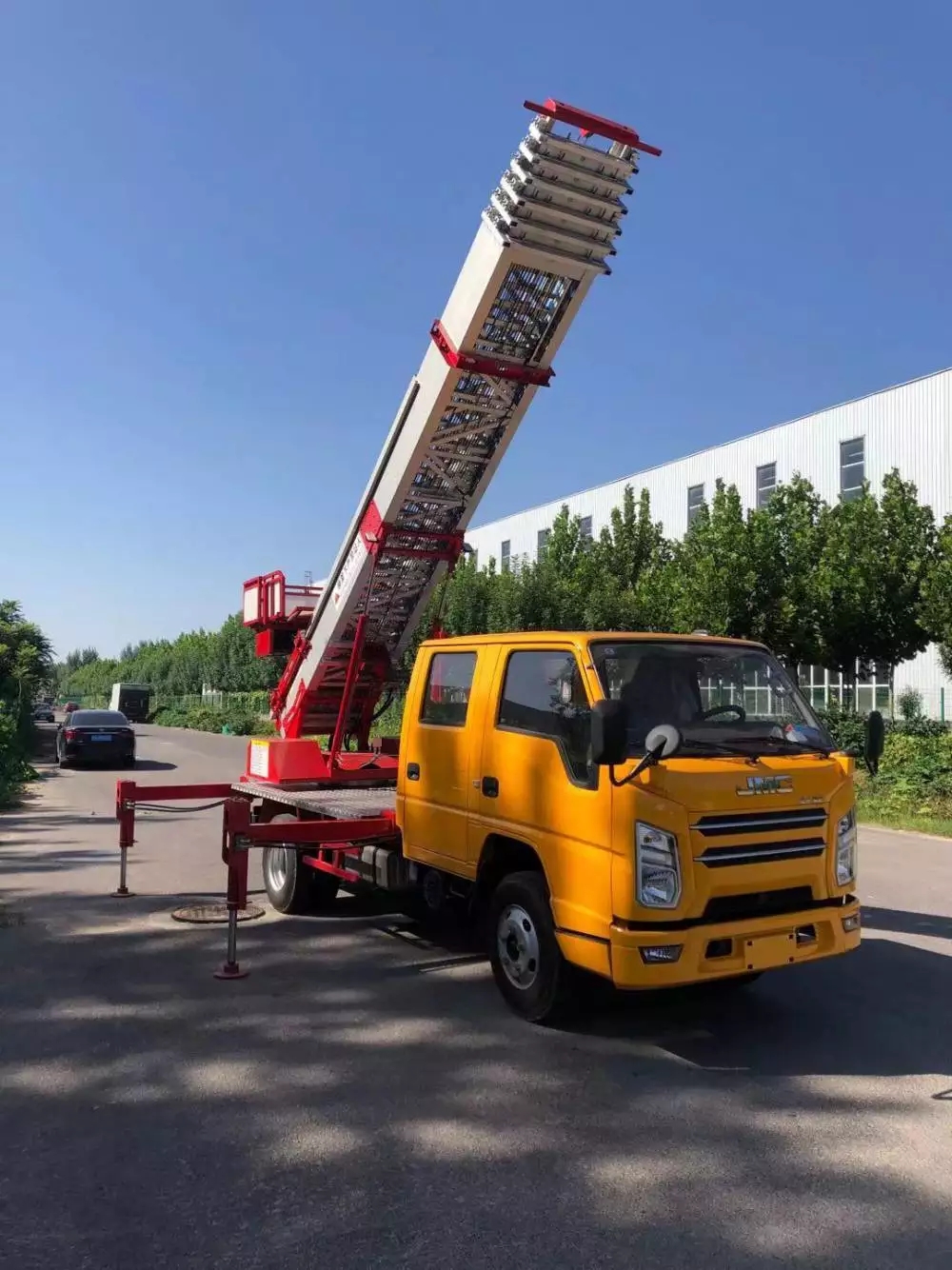 南昌青山湖附近的云梯车出租服务：轻松解决高空作业需求